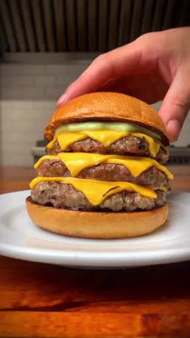 CURSO DE HAMBÚRGUER ARTESANAL 🍔⬇️  me chame no direct do instagram @burguerdesucesso para adquirir nosso curso 🥰 Aprenda Fazer o Melhor e mais suculento HAMBÚRGUER ARTESANAL !  com o Único Curso em Vídeo que te ensina todos os Bastidores passo a passo para você iniciar sua Produção ainda essa semana. MESMO QUE VOCÊ NÃO SAIBA NADA E TENHA POUCO PARA INVESTIR! VEJA O QUE VOCÊ VAI APRENDER : •Modelagem do Hambúrguer Artesanal •Hambúrguer especial Vegano •Molhos Especiais mais pedidos •Receitas detalhadas de Pães •Temperando da forma Correta •Hambúrguer especial de Peixe •Segredo dos Blends Saborosos •Os Melhores Acompanhamentos •Ponto perfeito do Hambúrguer •Montagem correta do Lanche •Passo a passo com detalhes de Armazenamento •Como montar sua Hamburgueria ou Delivery E MUITO MAIS... Por Apenas :R$ 79,90 😱 Creditos @Damata Burger  #hambúrguer #burger #bacon #food #delivery #lanche #burgerlover #burgerlover #artesanal #hamburguerperfeito #carnes #churrasco #cheddar #cheddarcheese #molhosdelanches #hamburguerartesanal 