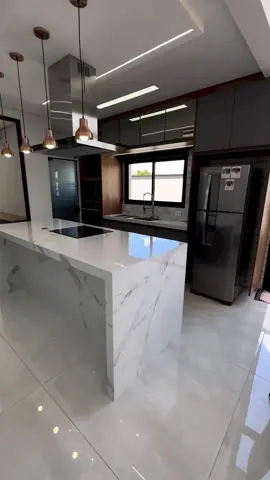 Cozinha sofisticada em tons neutros, com linda bancada em ilha toda no porcelanato. O que vocês acharam? 🤩🤍 Por: @porcelarte_  •───────────────────────• #arq_designer #arqdesigner #arqdesignermarketplace #cozinha #cozinhas #cozinhaplanejada #cozinhasplanejadas #marcenaria #marcenariasobmedida #moveisplanejados #bancadaemporcelanato #bancadaemilha 