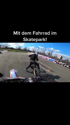 Mit dem Fahrrad im Skatepark! #davidbost #motorrad #date #fahrrad #skatepark #gehtsteil 