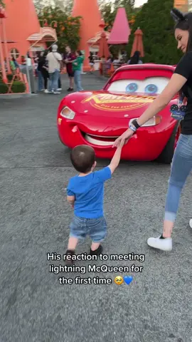 Meeting lightning mcqueen for the first time 🫶🏼✨. #boymom #toddlersoftiktok #disneyland #disneymom #boymom #fyp #toddlertok #toddlermom #toddlersofdisney 