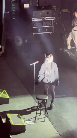 Nessa stopping her show tonight to help some people in the crowd💛 Her voice is so calming thank you again @nessaabarrett for a great night 🔥💛 #nessaabarrett #youngforever #boston #nessa 