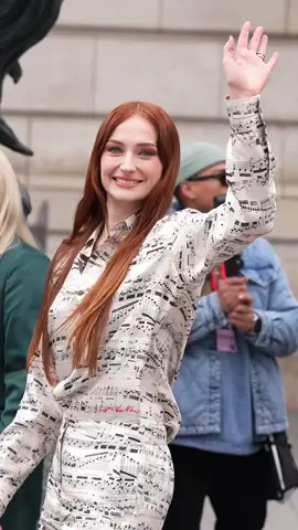 Sie trifft immer den richtigen Ton 🎶💥 Sophie Turner bei der Louis Vuitton Womenswear Herbst/Winter 2023/2024 in Paris. #PFW #TikTokFashion [📷 Getty Images]