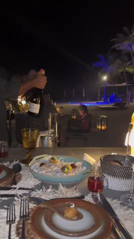 Dinner under the stars ⭐️🌊 #theritzcarlton #maldives #theritzcarltonmaldives #luxurytravel #beach #vacays #couple #fariisland 
