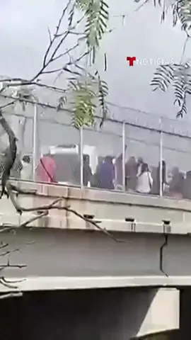 Así fue el traslado de los dos #estadounidenses que sobrevivieron a un #secuestro en #Tamaulipas, #México. Un hombre y una mujer fueron transportados en ambulancia a una clínica local y luego fueron entregados a las autoridades estadounidenses en el cruce del puente internacional #Brownsville-#Matamoros. De los cuatro ciudadanos de #EEUU #secuestrados el viernes pasado, dos están muertos y uno herido. Habían cruzado la #frontera para acompañar a una de las viajeras a un tratamiento médico.