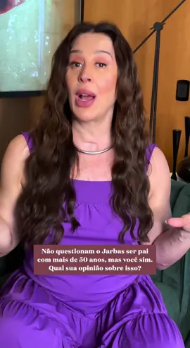 Existem mil maneiras de ser mãe e isso não pode ser condicionado pela idade. No meu caso, ter 50+ foi um dos desafios, mas vale refletir que hoje existem mil formatos de famílias e tantas outras formas de amor materno!  A gente precisa parar com essa mania de julgar ou de por limites na maternidade alheia, até porque cada pessoa enxerga essa experiência de uma forma muito íntima e singular. Reflita ❤️✨