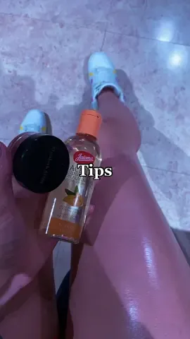 Un truco para tener esas piernas super glowy, pigmento de iluminador y aciete de almendras 💠 #tips #beautytips #pieltips #fyp #fypage #viral #fypシ 