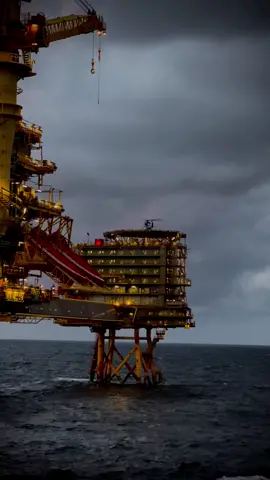 Amazing view😍 #offshore #offshorerig #offshorelife #northsea #atsea #oilfield #mood #helicopter 