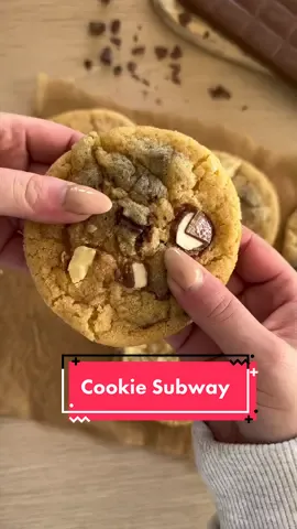 Mes cookies préférés 🫶🏻 C’est pour moi la meilleure recette, c’est des cookies style Subway, à l’américaine ✨ Ingrédients (environ 12 cookies) : - 180g de sucre roux - 20g de sucre blanc - 220g de farine - 1 oeuf entier - 120g de beurre bien mou - 2 cac de levure - 1 cac d’arôme de vanille - une pincée de sel - la quantité de chocolat de votre choix (perso je mets chocolat au lait, blanc et noir) Cuisson 16min à 140°C four préchauffé. Les cookies vont être très mou en fin de cuisson, c’est normal. Laissez les refroidir minimum 20min avant de déguster. BON APPP #cookies #cookie #chocolate #tiktokfood 
