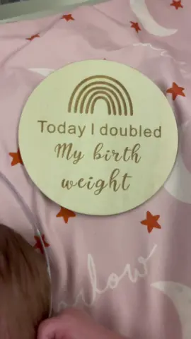1000 grams -> 2040 grams 🤍  2lbs 3.3oz -> 4lbs 7.9oz  I can’t even believe how strong this girl is. She’s grown so much.  She truly is a warrior. #infantloss #nicumom #nicu #MomsofTikTok #twinlesstwin #twinmom #preemie #micropreemie #29weeker 
