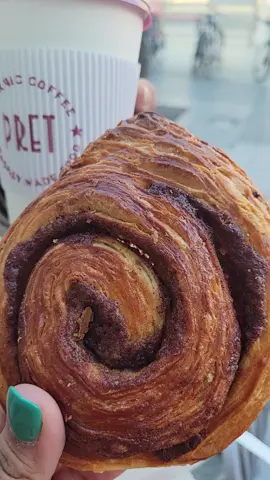 @pretamanger #coffee #cinnamonroll #crunch #coffeeislife #londonmustdo #londonlife #onthego #pretamanger 