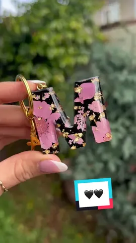 🖤🖤🌸 #resinart #initialkeychain #resinkeychain #resinpour #fyp #giftideas #keychaincustom 