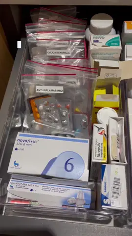 Organize você também aí na sua casa os remédios 💊 O uso de ziplock facilita muito neste tipo de organização, em cada saquinho foi colocado os comprimidos por tipo de doenças ou sintomas. E os cestos de acrílico usados para organização os medicamentos que precisam ser mantidos na sua embalagem original.  #organizacao #personalorganizer #florianopolissc #remedio 
