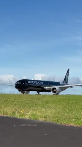 ZK-OKQ giving off BPE (Big Plane Energy) 😝🖤 #AirNZShareMe 📸: @evandercole03 