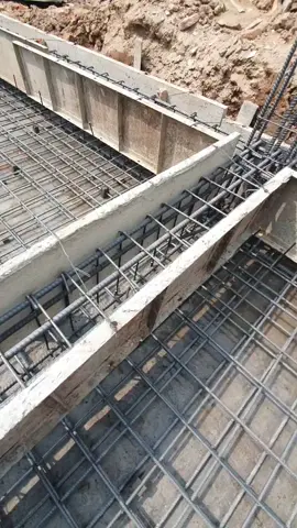 👆Công tác nghiệm thu thép móng bè trước khi đổ bê tông. Các lưu ý : - Kiểm tra việc vệ sinh hố móng cần sạch sẽ - Kiểm tra quy cách về đường kính thanh thép, số lượng thép, khoảng cách thép ( giữa 2 lớp thép nền bè, giữa các thanh thép dầm móng) - Kiểm tra coppha, độ cao hình học của dầm, độ dày sàn nền. ( Có điểm này các bác thợ rất hay thiếu là mỏ của thép dầm móng, chỉ có mỏ lớp trên, mà ko có mỏ lớp dưới là ko đảm bảo đâu ạ, thép nền bè cũng phải có mỏ cả lớp trên và dưới nhé ( cái này trong bảng thống kê có nhưng thợ làm theo thói quen là hay bỏ) Do đó rất cần các nhà thầu thi công có uy tín, chuyên nghiệp làm chuẩn, đảm bảo về mặt kỹ thuật nhé ! ✌️ Hotline : 0986837287- 0898685666 CÔNG TY CP ĐTXD KIẾN TRÚC THÀNH CÔNG 68