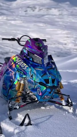 Left or right? Boost or 9R? I kind of love them both 🤩❤️ #Boost #9r #Polaris #polarissnowmobiles #Fyp #Viral #riksgränsen #northensweden #snowmobile 