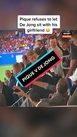 Gerard Pique seemed to refuse Frenkie De Jong from sitting with his girlfriend in recent footage that has emerged 😳 #pique #dejong #barcelona #football (Credit: @Culeeditsbr/Twitter) 