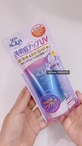 Kem chống nắng Biore Skin Aqua  Tone Up UV Essence SPF50+ PA++++  ☘️Giá: 185.000/tuýt/80g 👉SKIN AQUA Tone Up UV có công dụng hiệu chỉnh màu da nhờ ánh tím lavender có trong sản phẩm. Giúp làn da xạm màu, xanh xao thiếu sức sống sáng bừng & hồng hào lên trông thấy. 👉Chiết xuất từ Vitamin C, Chanh Dây, Mận giúp làm sáng da, chống oxy hoá, làm dịu và tái tạo da khi bị tác động của tia UVA & UVB. . Ngoài ra còn bổ sung Hyaluronic Acid giúp giữ nước cho da. 👉Ánh ngọc trai và sắc tím có trong sản phẩm ngay lập tức nâng tone và làm da bắt sáng óng ánh, phản chiếu ánh sáng đa chiều. Đóng vai trò như kem lót trang điểm. Cực phù hợp với xu hướng makeup “làn da sương khói” nhẹ nhàng đi học, đi làm. 👉Kết cấu nước, không bết dính, nhẹ mặt tạo cảm giác thoa như không, thích hợp với khí hậu nóng ẩm việt nam. Có khả năng chống nước và mồ hôi vượt trội. 👉Dạng thoa ESSENCE 80g: Cực mỏng nhẹ, tan trên da như nước, thấm nhanh ko hề bết dính. Thoa sau khi dưỡng da và trước khi make up. #tudihousekemchongnang #bioreskinaqua -———— TuDi House  👉SĐT:098 4285253 👉Đ/c: 231/32 Lê Văn Sỹ, P14, Quận Phú Nhuận ( gần ngã tư Đặng Văn Ngữ- Lê Văn Sỹ) 👉Giờ mở cửa: 9h30 sáng - 9h tối 👉Instagram: tudi_house2 👉Shopee: shopee.vn/tudihouse