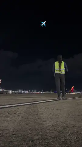 Another angle to see different things ✈️ #fyp #fypシ #fypage #fypシ゚viral #viralvideo #foryoupage #foryoupage❤️❤️ #aviones #aviationdaily #avioncito #aviation4u #aviationgeek #nefertari_french🐾 #eren_french🐾 #Hinami_french🐾 #sju #rampagent #tiktokjl✈️ #ramplife #ramp #finesjl🏋🏽 #ramplifeisthebestlife #ramplife💪🏻✈️ #ramplifematters #airportsecurity #airportdiaries #aeropuertos #luismuñozmarin #sjuramp #liderazgo #liderkangal #ramp #marshalling #marshalling✈️✈️🖤 #marshallingjl #southwest #southwestairlines #southwestflorida #southwestfloridaroblox #boeing #boeing737 #boeinglovers #737 #737800✈️✈️ #7373 #✈️❤️ #piloto✈️ #saluda #plane✈️ #graciasporelapoyo💕 #amomitrabajo 