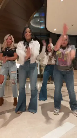 Had to do this dance with my girls @mindyphillips224 @valdidit #nashville #bouncewhenshewalk #bouncewhenshewalkchallenge #fyp #foryoupage #conradnashville #bouncewhenshewalks #pinklily #pinklilyambassadors 