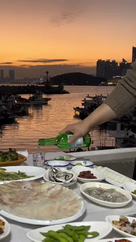 해질녘 빨간 노을과 바다가 아름다운 미포에 앉아 회랑 소주까지 있으니 뭐가 부럽겠는가. #맛있는부산 #부산 #부산맛집 #부산여행 #해운대 #해운대맛집 #미포 #미포맛집 #덕성호 #미포초장집 