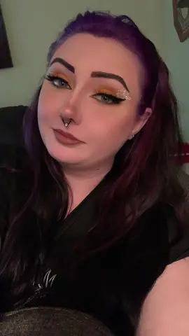 #makeup #alternativegirl #altgirl #purplehair #plussize #midsize #smallmua #bubbles #lipsync 