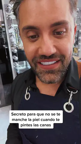 Cubrete la piel con vaselina oara que no se te manche cuando te tapas las canas 