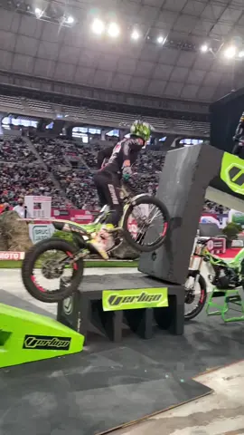 Never give up 🔂🔥 @Jaime Busto  #xtrial #trial #trials #trialindoor #mototrial #trialbike #moto #bike #motorcycle #motor #Motorsport #motorbike #FIM #rider #trialindoorbarcelona #trialindoorbcn