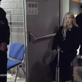 blackpink with their suitcase scooters #blackpink #lisa #jennie #jisoo #rosé #lalisa #jenniekim #kimjisoo #parkchaeyoung #blink #fyp 