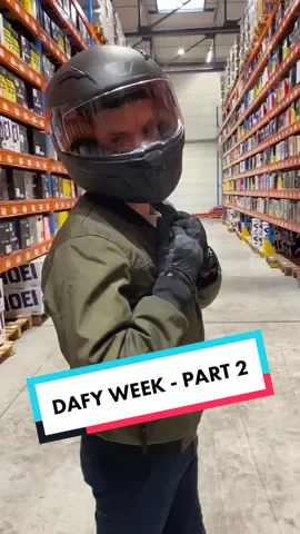 DAFY WEEK - PARTIE 2  Clément porte la tenue « balade en ville » idéale pour les sorties urbaines !  La tenue : - Casque Horus Noir - Blouson Mirage Kaki - Pantalon Chino Navi - Basket Flip - Gants Rangers #moto#motard#fashionweek#equipementmoto#bike#dafymoto#dafyweek#fashionmotard#instamoto 