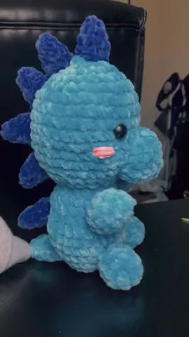 Crochet dino 🤍💙 #crochet #crochetersoftiktok #crochettiktok #yarn #yarntok #chrocheting #crochetplush #dino #dinosaur #fyp #artistsoftiktok 