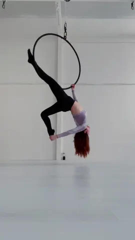 Added a mini-drop here 💁🏽‍♀️ Beginner-friendly #aerialist #aerialacrobatics #aerialbeginner #aerialpractice #aerialprogress #aerialhoop #aerialhooptricks #lyra #lyrahoop #aerial #aerialarts #aerialhooptraining #aerialhoopbeginner 