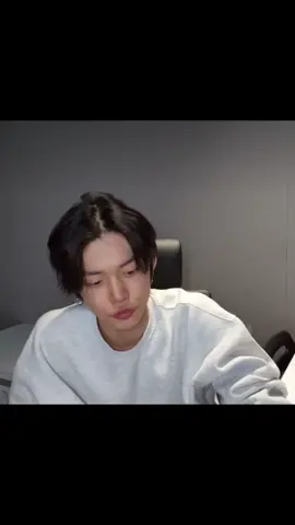 The way he fix his hair and eye contact tho🥺🥺🥺🥺🤤🤤🤤🤤 #YEONJUN #tomorrow_x_together #yeonjunlive #txt #yeonjun_txt 