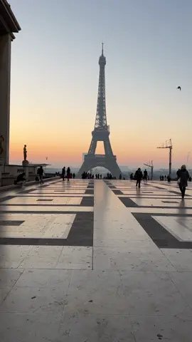 An incredible place to watch the sun rise over Paris 🌅  🎥 📍 Trocadéro Square 📝 Tips: Make sure you research your sunrise times before you go AND leave with plenty time to spare to get there and to find a spot to enjoy the view from 🧡 Yes. It is worth getting up that early for.  . . . . . . . #paris #parisfrance #parisvibes #parisgram #travelgram #travelblogger #somewhereiwouldliketolive #france #parisianstyle #parisianamour #parisianlife #parisianvibe #parisianstreets #francetravel #beautifuldestinations #travellife #traveldeeper #wanderlust #slowliving #slowtravel #slowtravellers #slowlife #postcardplaces #sunrise #sunriselover #eiffeltower 