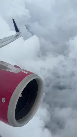 Engine A320 Batik Air Window View #batikair #lionairgroup #a320 #a320neo #airbus320 #airbus #windowview #airplane #planes #planespotting 
