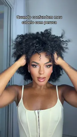 Difícil ter um cabelo tão bonito ao ponto de as pessoas acharem que é peruca 😮‍💨  Já aconteceu com vcs pretonas?  #fy #cresposecacheados #peruca #curlyhair #cacheadas 