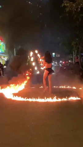 Mấy bé “ gái “ Múa lửa giữa lòng sài gòn 