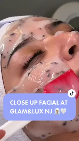 UP CLOSE & PERSONAL 🧖🏽‍♀️ My service with Jai at @glamandlux was amazing🤍 I feel i’ve been sleeping on @dermalogica products! #facial #facialtreatment #facialextractions #extractions 