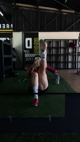 Yo tambien lo queria intentar. #hamstrings #hamstringsflex #hamstringstretch #hamstringtrend #fyp #trend #femoral #GymTok #gym 