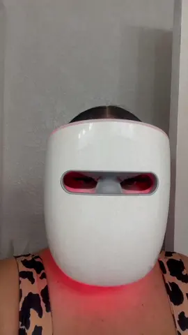 I love my new LED LIGHT MASK from @himesama.official A 10 minute session a day is equivalent to 5 visits to a beauty clinic per week! The blue light: Destroys acne causing bacteria to help clear mild to moderate acne The red light: Helps even skin tone and texture to prevent flare ups 😇 #fyp #foryou #facialtreatment #ledmask #himesamabeauty 