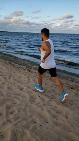 Hoje foi dia de correr com o #GELNIMBUS 25  Fui no lugar indicado no QRCoce da carta que recebi da @asicsbrasil para usar o tênis mais confortável da história. É incrível o conforto do GEL-NIMBUS 25, sem falar no amortecimento que é espetacular. A combinação do PureGel com o FF BLAST PLYS ECO faz a magia acontecer.  . . . . #ASICSBrasil #ASICSFrontRunner #ASICSFrontRunnerBrasil #SoundMindSoundBody #run #gelnimbus #Running 