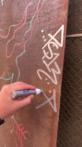 ✍️ Silver PX-30 shining bright on oxidised metal.  PSA: Japanese Unipaint PX-30 markers are available on artilleryworldwide.com – we ship worldwide ✈️  #artilleryworldwide #handstyle #australiangraffiti #melbournegraffiti #graffiti #px30 #unipaint #silver #unipaintpx30 
