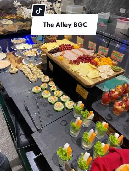 what’s in The Alley BGC? Swipe left to find out! 👉🏼 chill and unique buffet experience with a great assortment of comfort food that’s not bad for P1088/pax! The BGC branch is much bigger (and has dividers among 9 stations). sure food coma afterwards 🤰🏻#buffetreview #bgceats #foodiemnl #fyp 