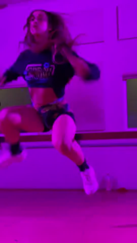 This vid from @kathryneaddy class last year just popped up and i had to share..😍 luv u btxchh love your mind TEACHING TOMORROW @millenniumdancecomplex AT 8:30pm COME THROUGH!!! I can’t wait to teach you all some sauce #shuffle #shuffledance #footwork #cuttingshapes 