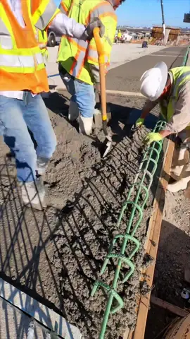 As strong as concrete might look on the outside, it still has its weaknesses! This clip shows a timelapse of concrete being placed to build a sidewalk on a bridge! #construction #constructionlife #civilengineering #engineer #engineering #construccion #construção #ingenieros #ingenieria #bridge #concrete #concreto 