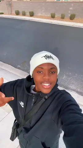 I iust moved to vegas?? NEW FRIENDS🤩 #fyp #viral #lasvegas #vegas #lv #nevada #lasvegastiktok #friends #moving 🏳️‍🌈🏳️‍🌈