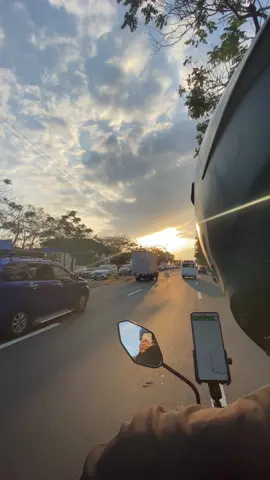 POV ng back ride mo 🥹🌅 #fyp #foryoupage #sunset #motorride #sunsetride #weekend #ride #travelph #backride #travelmusic 
