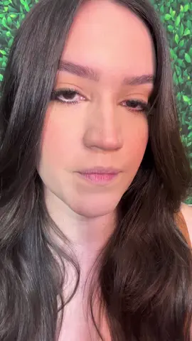 Tuve que colocarle velocidad porque sino no iba a poder subirlo. Basicamente lo que les decia es que empiezo en el medio y luego uno con mis esquinas, me gusta tambien oscurecerlo en los extremos y desoues aplico el labial. #nyxcosmetics #nyx #makeupworld #makeupbeauty #makeupartist #nashvillemakeup #nashvillemakeupartist #longhair #blackhair 