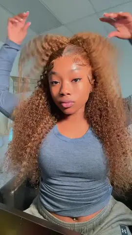 4/27 ombre highlight curly wig @value.jadaa