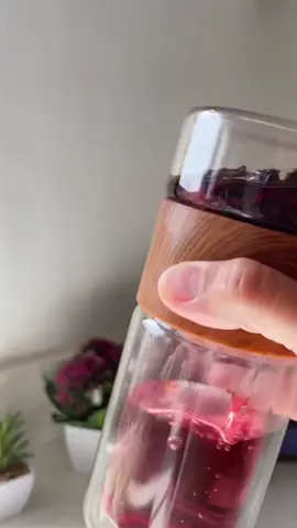 We absolutely love this glass bottle with built-in tea infuser😍 It’s so convenient! #looseleafteaph #teainfuser #healthylifestylechoices 