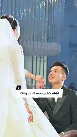 Giây phút vỡ oà khi thấy cô ấy khoát lên mình chiếc váy cưới🥳#kimcouture #vaycuoithietke #vaycuoixinhdep #xuhuong #wedding 